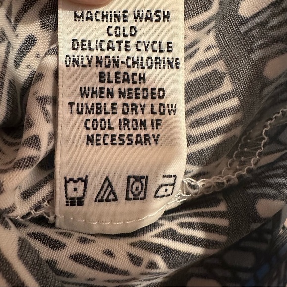 3x25* Max Studio V Neck 3/4 Sleeve Geometric Pattern Top Cool, Soft & Stretchy S - Picture 11 of 16